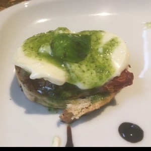 Bruschetta a la caprese