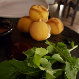 Croquetas de queso de cabra.