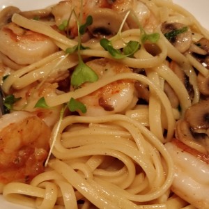 Pasta (linguini) con camarones e fungis