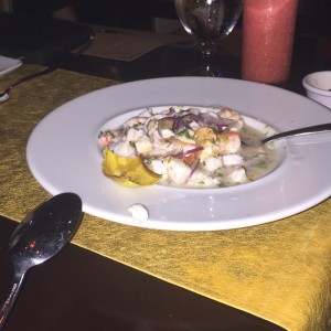 Ceviche de pez blanco y camarones