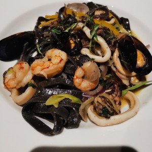 Pasta de tinta de calamar frutti di mare