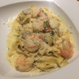 pasta con camarones e fungi