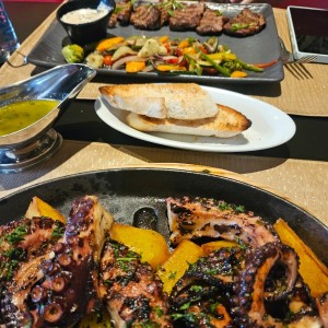 Medallones De Filete al Grill y Pulpo