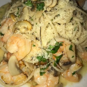 Pasta con camarones y hongos