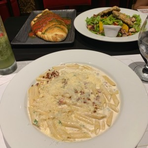 Carnonara, calzone de carne, ensalada de pulpo