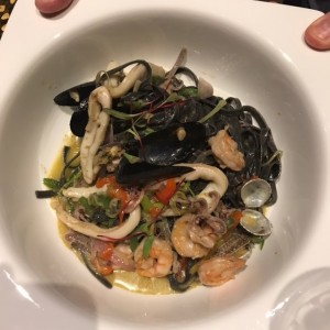 Mariscos y pasta con tinta de calamar