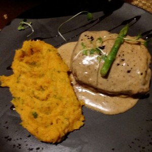 Filete al grillo con salsa de 3 pimientas