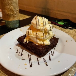 Brownie con helado