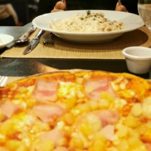 Pizza hawaiana y pasta alfredo