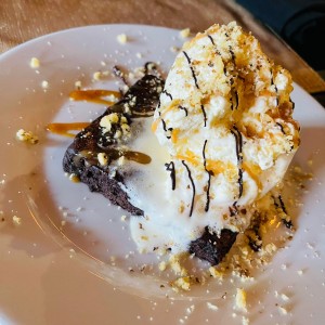 Brownie con helado