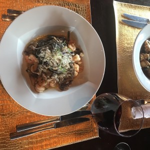 Pasta de camarones y oleo - linguinni de tinta de calamar