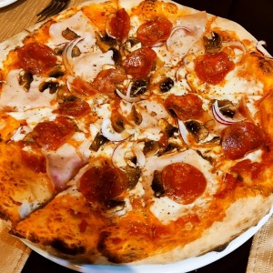 pizza de peperoni, cebolla, hongos