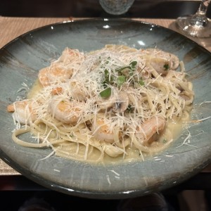 Pasta con camarones y hongos 