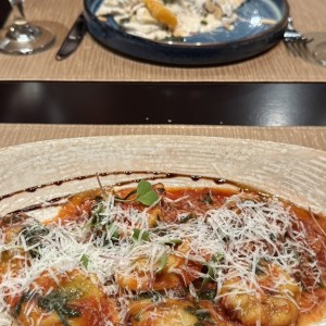 Raviolis De Carne En Salsa Amatriciana