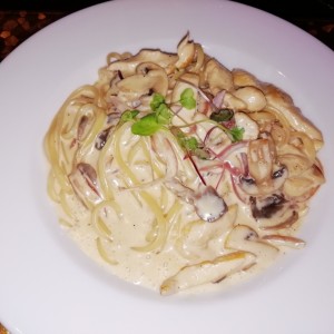 Linguini en salsa de hongos con pollo