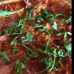 pizza con prosciutto y rugula