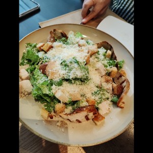 Ensalada César con Pollo Ahumado