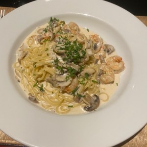 Pasta con Camarones E Funghi