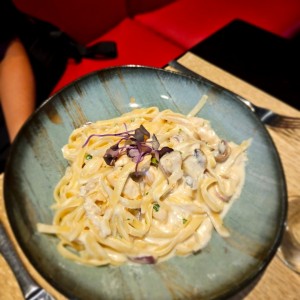 Pasta a la crema con trozos de pollo