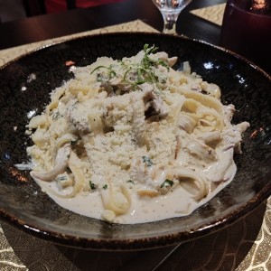 Pasta a la crema con trozos de pollo