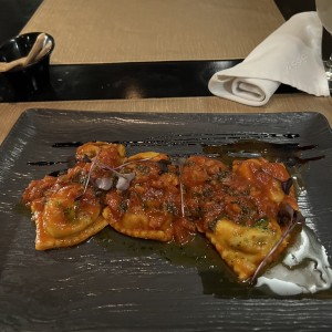 Raviolis De Carne En Salsa Amatriciana