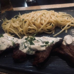 Medallones de carne con salsa de hongos