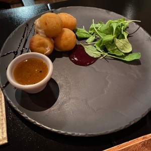 croqueta queso de cabra & salsa maracuya