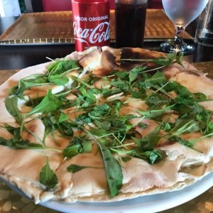 focaccia de queso crema, arugula y aceite de trufa
