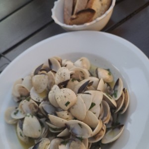 almejas al ajillo