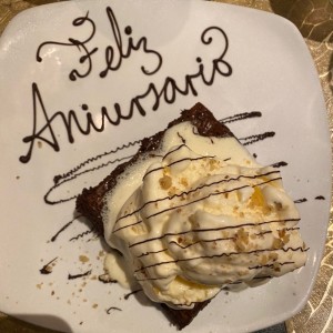 Brownie con helado de vainilla 