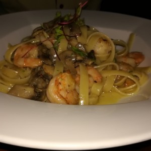 pastas Camarones e Fungi Salteados con aceite ajo 
