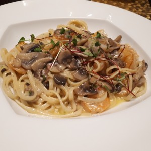 Linguini con pollo y hongos