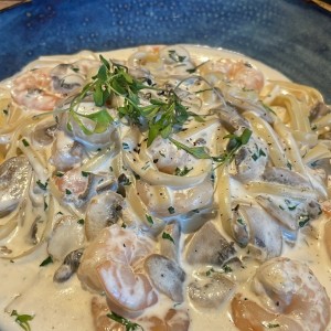 Pasta con camarones e funghi