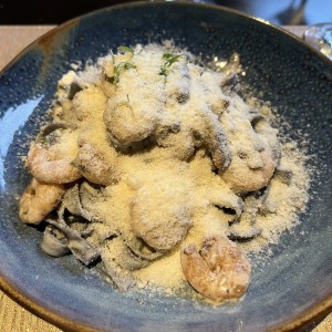 Pasta de tinta de Calamar con Camarones y Hongos