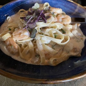 Pasta de camarones e funghi