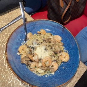 Pasta con camarones al oglio