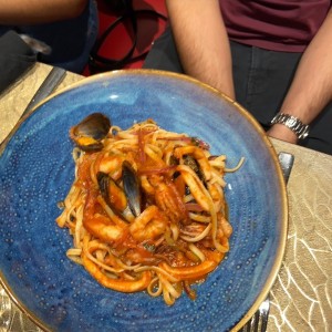 Pasta marinera en salsa roja