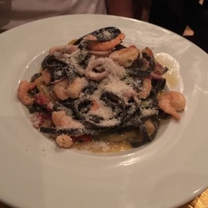 Linguini de tinta negra con mariacos