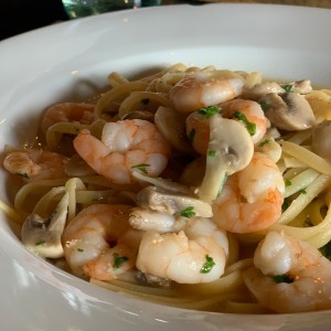 Linguini al Olio con hongos y camarones