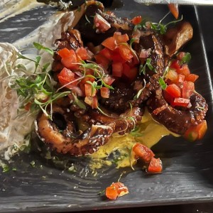 Pulpo al grill con pasta en crema