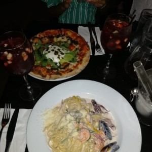 Pizza y pasta de marisco 