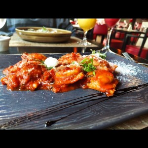 Ravioli de carne en salsa amatriciana