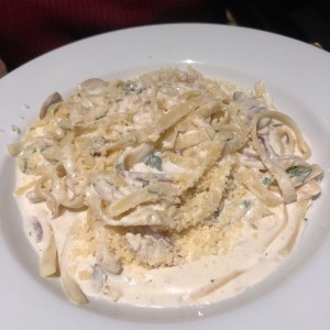 Pasta en crema blanca con hongos y pollo