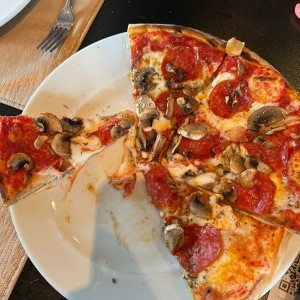 Pizza peperoni y champignon