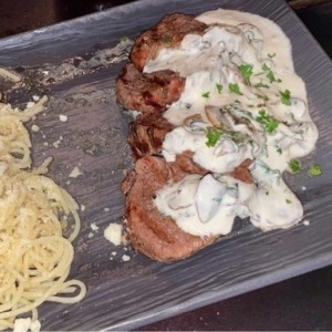 medallones con salsa de hongos y pasta 