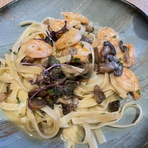 Pasta con camarones y hongos