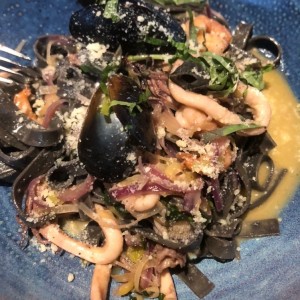 Pasta con tinta de calamar frutti di mare al oleo