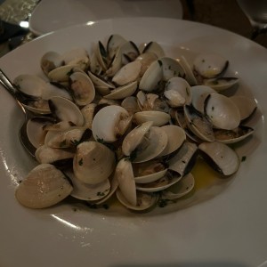 Almejas al ajillo