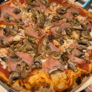 pizza de hongos y jamon