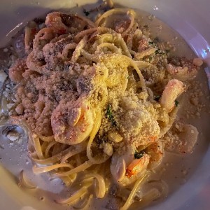 Pasta con camarones y hongos
